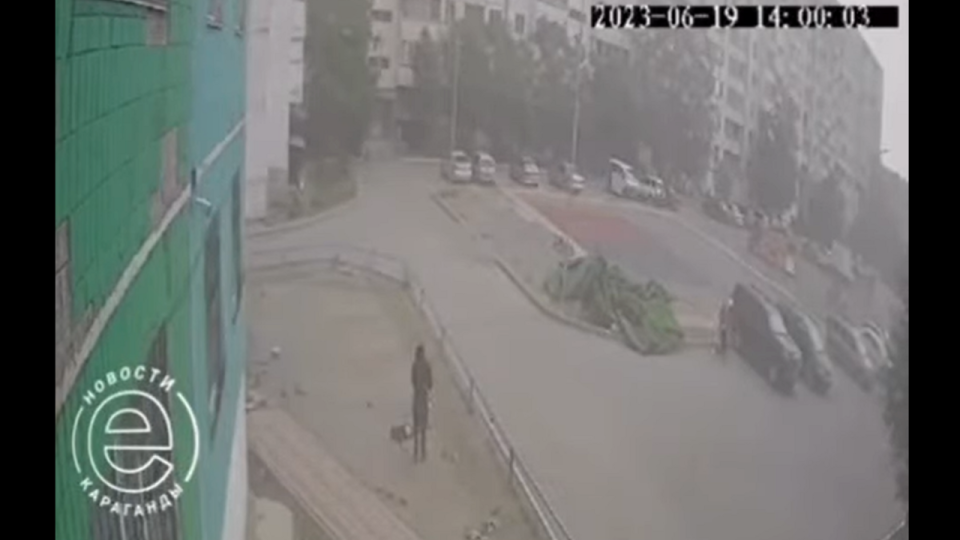 Уволить ответственного чиновника поручили в Караганде после травмирования детей на игровой площадке при урагане