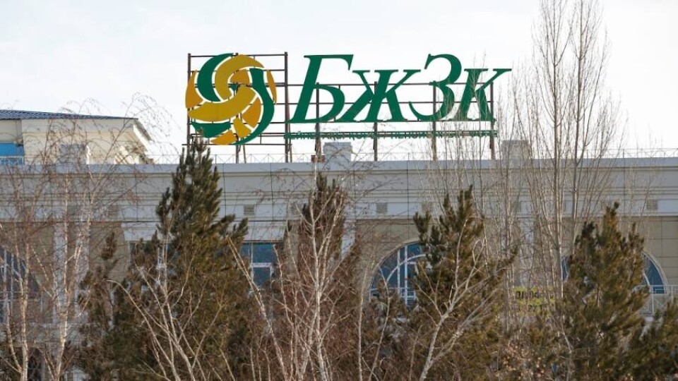 Сколько денег сняли казахстанцы с пенсионных счетов после повышения порога достаточности