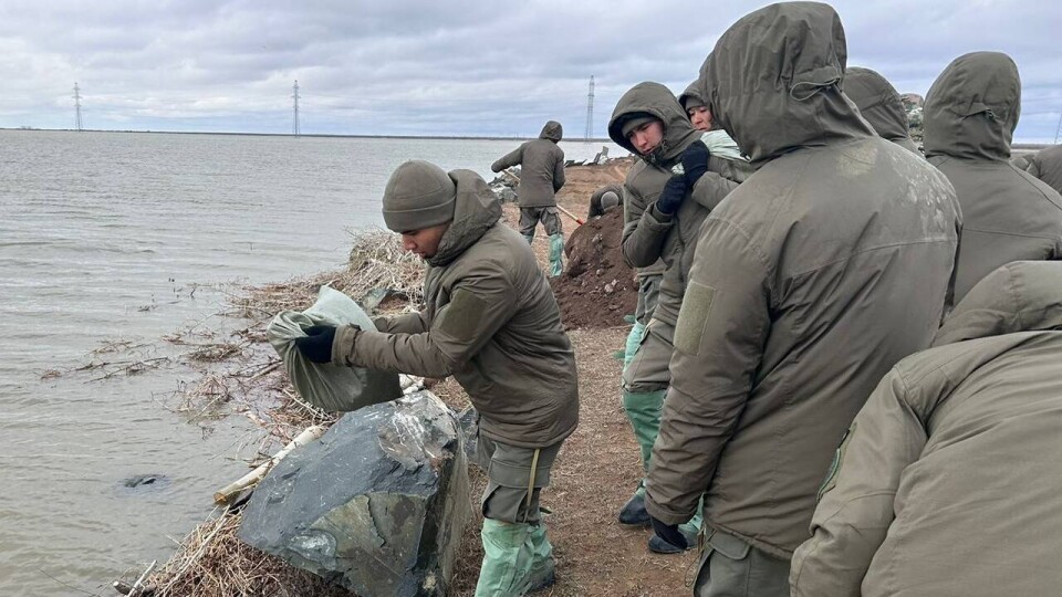 Охрану президента Казахстана направили на укрепление дамбы в Акмолинской области