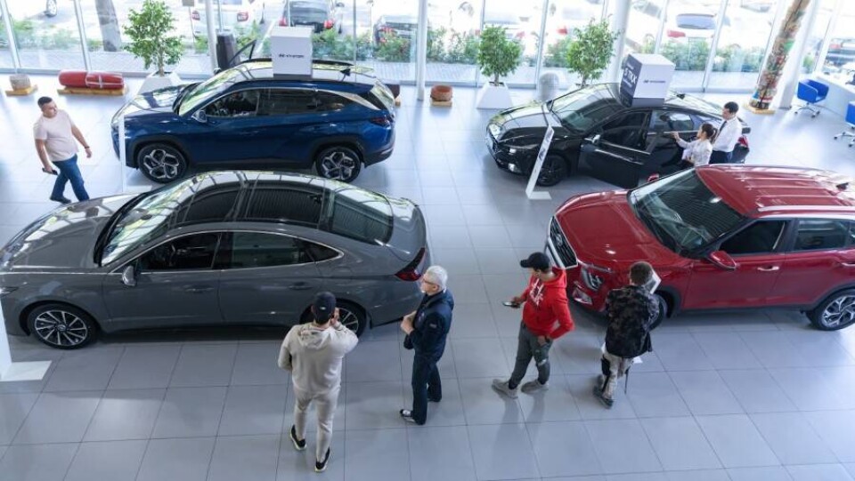 Автодилеры: Казахстанские автолюбители ждут ослабления рубля