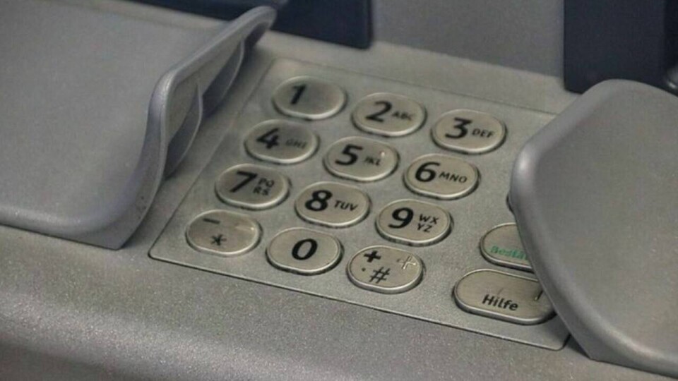 Астанчанка украла 940 тысяч тенге, которые другой горожанин оставил в банкомате