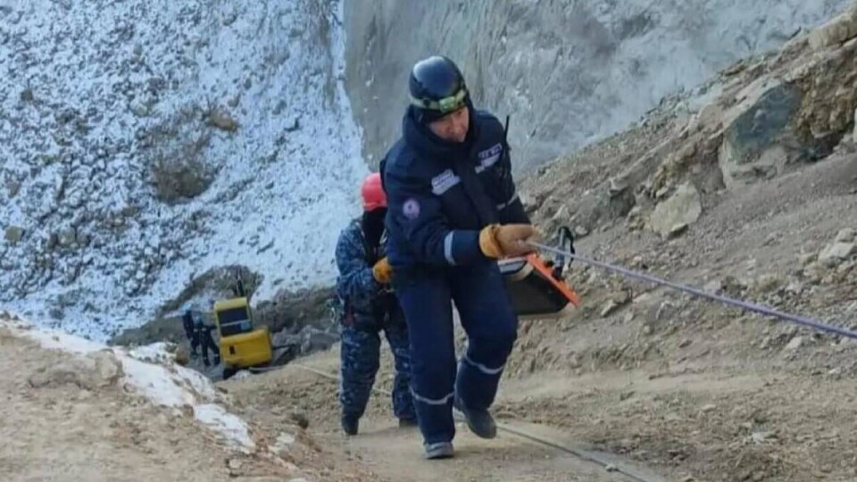 Автобус провалился в воронку: задержанных сотрудников "Майкаинзолота" отпустили под домашний арест