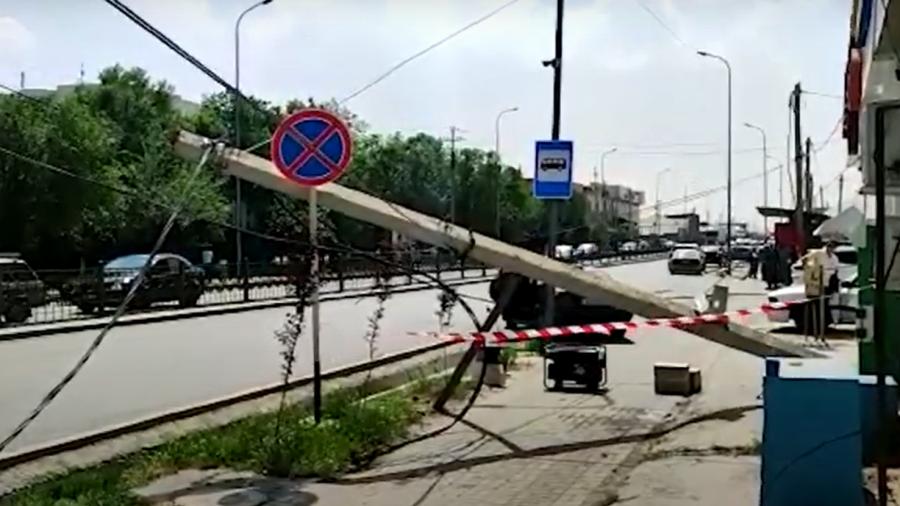 Машина сбила двоих детей на тротуаре в Шымкенте