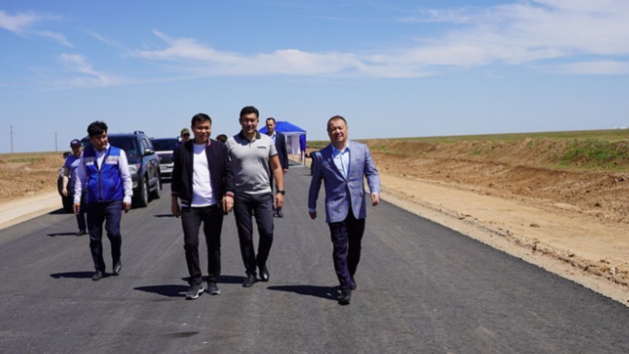"Лучше один раз увидеть". Министр индустрии проверяет дороги от Уральска до Атырау в поездке на авто