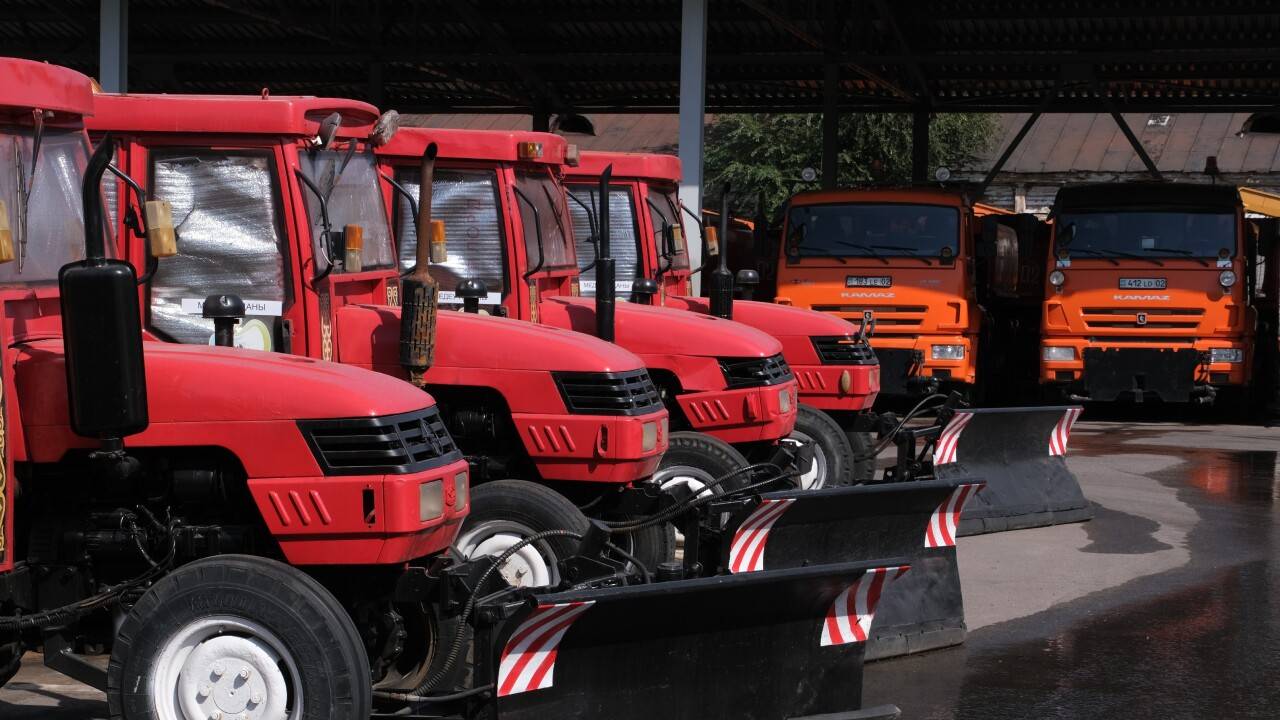 От ручного труда по уборке дорог откажутся в Алматы