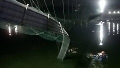 Из-за обрушения подвесного моста в Индии погибли люди