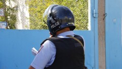 Лично меня поразили сильнее всего равнодушно наблюдающие полицейские