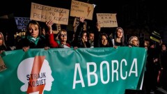 "Это всё ещё пытка". Смена власти не помогла польским женщинам в доступе к абортам
