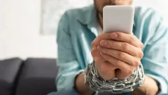 Что такое фаббинг, или Почему зависимость от гаджетов оборачивается цифровым аутизмом