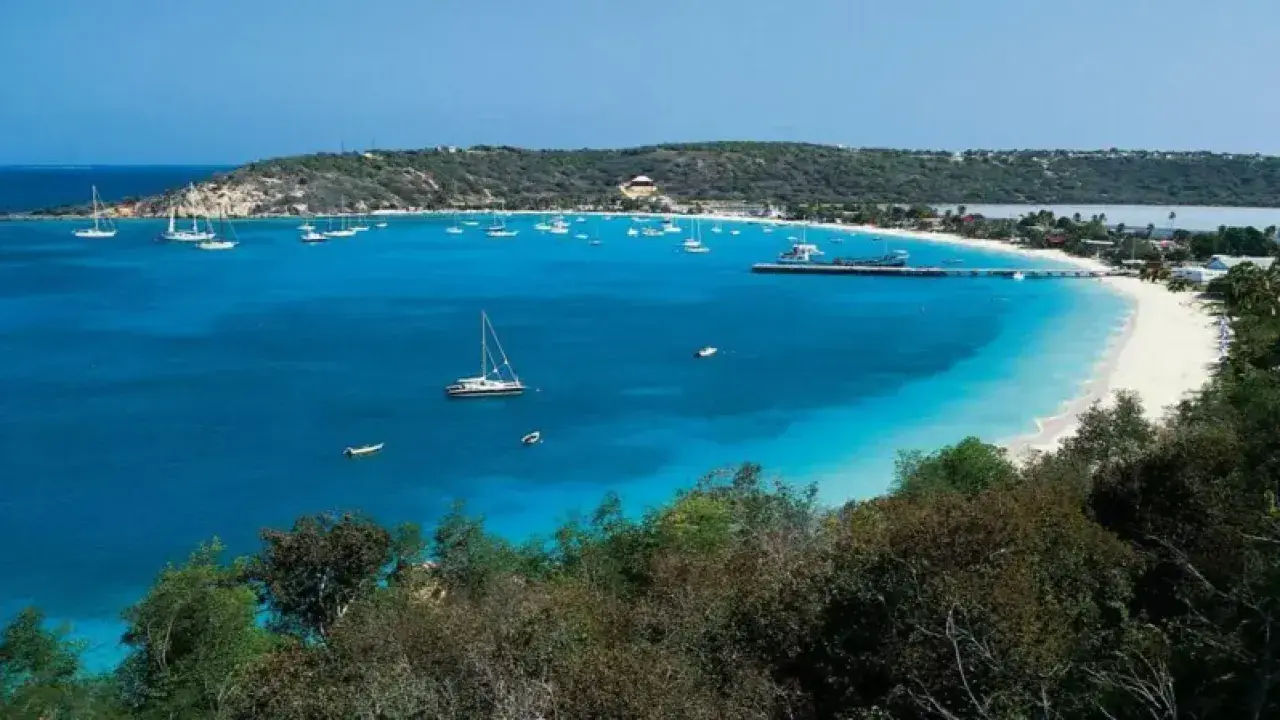 Ангилья – британская заморская территория, известная своими чистыми пляжами / Фото Getty Images