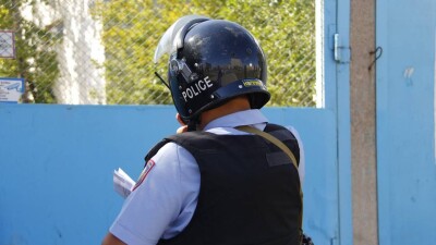 Лично меня поразили сильнее всего равнодушно наблюдающие полицейские