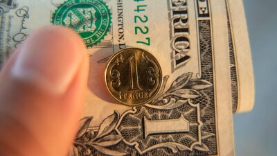 Вероятнее всего, курс тенге по отношению к доллару к концу года ослабнет