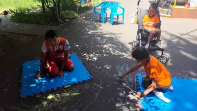 "Мы рисуем белым мелом всё, что так давно хотели". Где находят помощь особенные дети и их родители