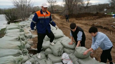 Всемирный потоп в Уральске: противостояние людей и большой воды