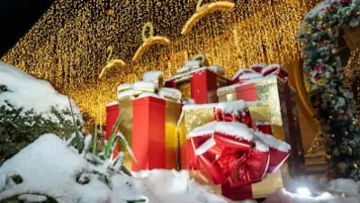 Что подарить на Новый год и не разориться: идеи для женщин, мужчин и детей