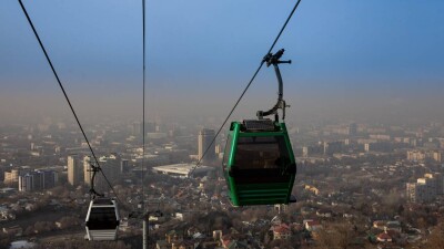 Из-за аварии на канатной дороге Медеу – Шымбулак люди провели в кабинках в воздухе больше часа