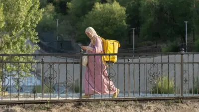 Сколько зарабатывают и как живут курьеры в Казахстане