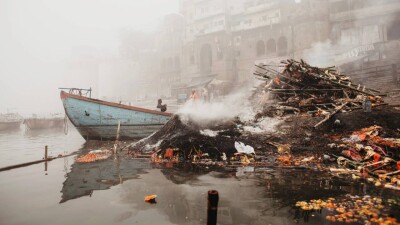 Смрад, тонны мусора и тысячи бездомных. Казахстанка рассказала о индийском Варанаси