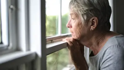 Старость в одиночестве: почему пожилые могут оставаться без поддержки детей и родных