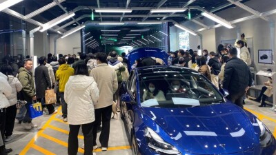 Владельцы Tesla в Китае протестуют против неожиданного снижения цен