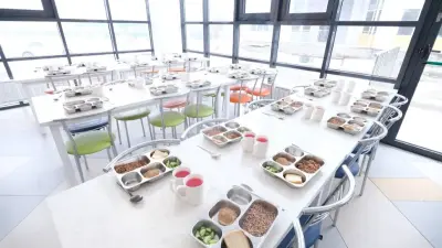 Фастфуд и сложные салаты под запретом. Что изменится в школьном питании и почему это важно