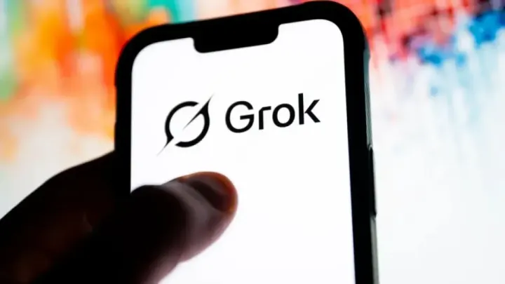 В Британии расследуют поведение созданного Илоном Маском чат-бота Grok, "раздевающего" реальных людей