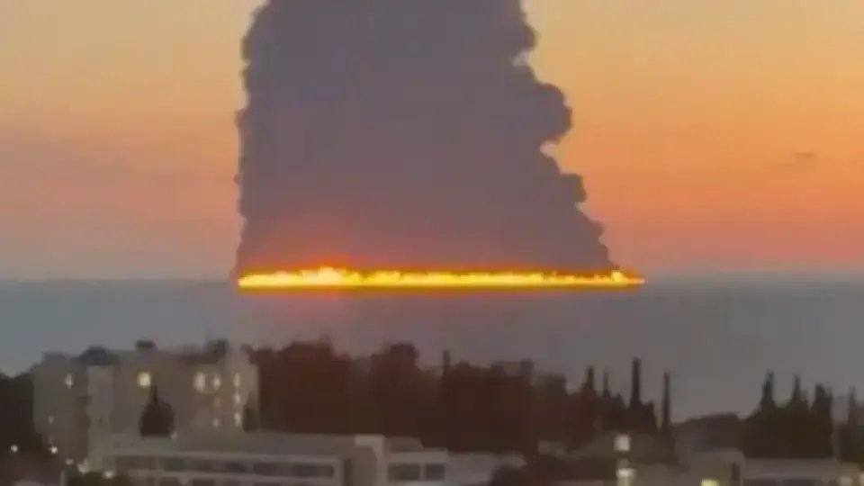 В соцсетях появились видео, на которых пылал танкер. На следующий день утром, по официальным сообщениям, открытое горение было ликвидировано / Фото SOCIAL MEDIA/via Reuters