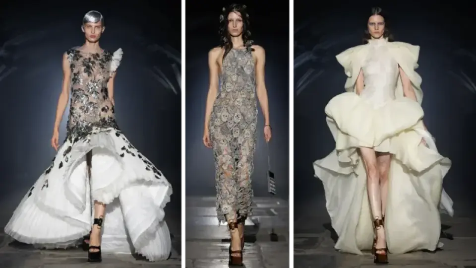 Модный дом Alexander McQueen впервые за 25 лет вернулся на неделю моды в Лондоне, представив коллекцию, в которой строгий крой сочетался с мрачным романтизмом / Фото McQueen