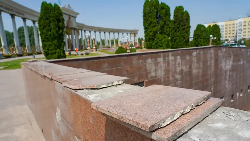 У центрального входа в Парк имени Первого президента / Фото Informburo.kz