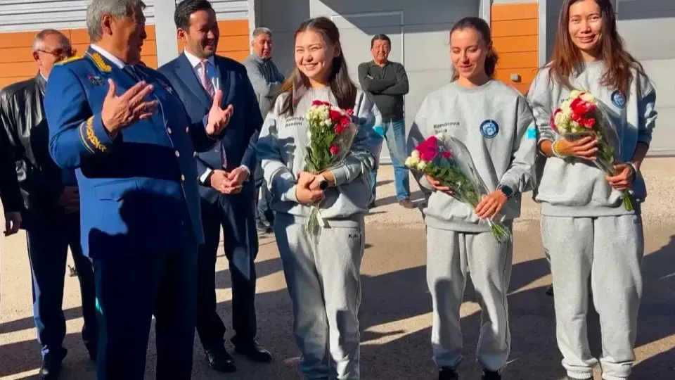Первый казахский космонавт с участницами эксперимента – Асем Куандык, Дарьей Комаровой и Юлией Бакировой / Фото Informburo.kz