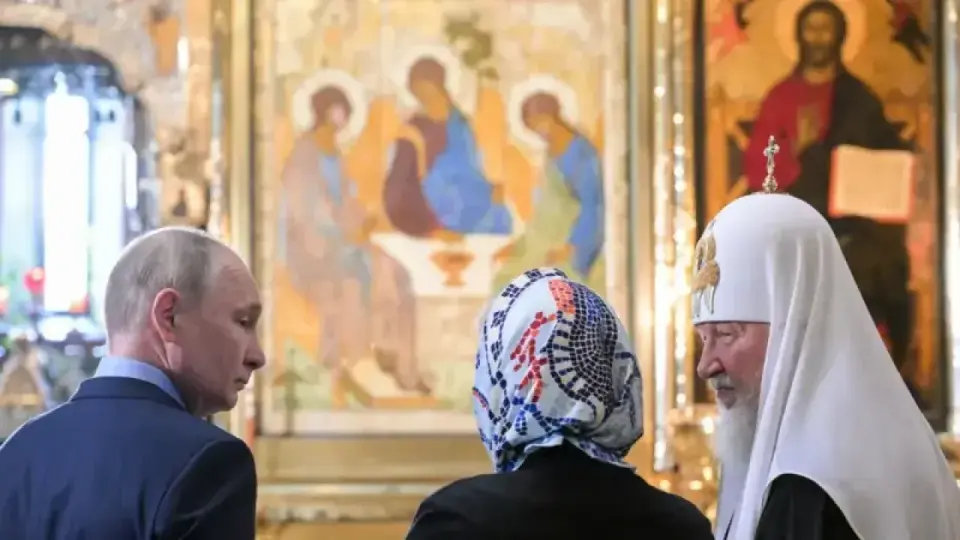 Президент России Владимир Путин, министр культуры Ольга Любимова и патриарх Кирилл у иконы "Троица" в Троицком соборе / Фото Alexei Nikolsky/TASS