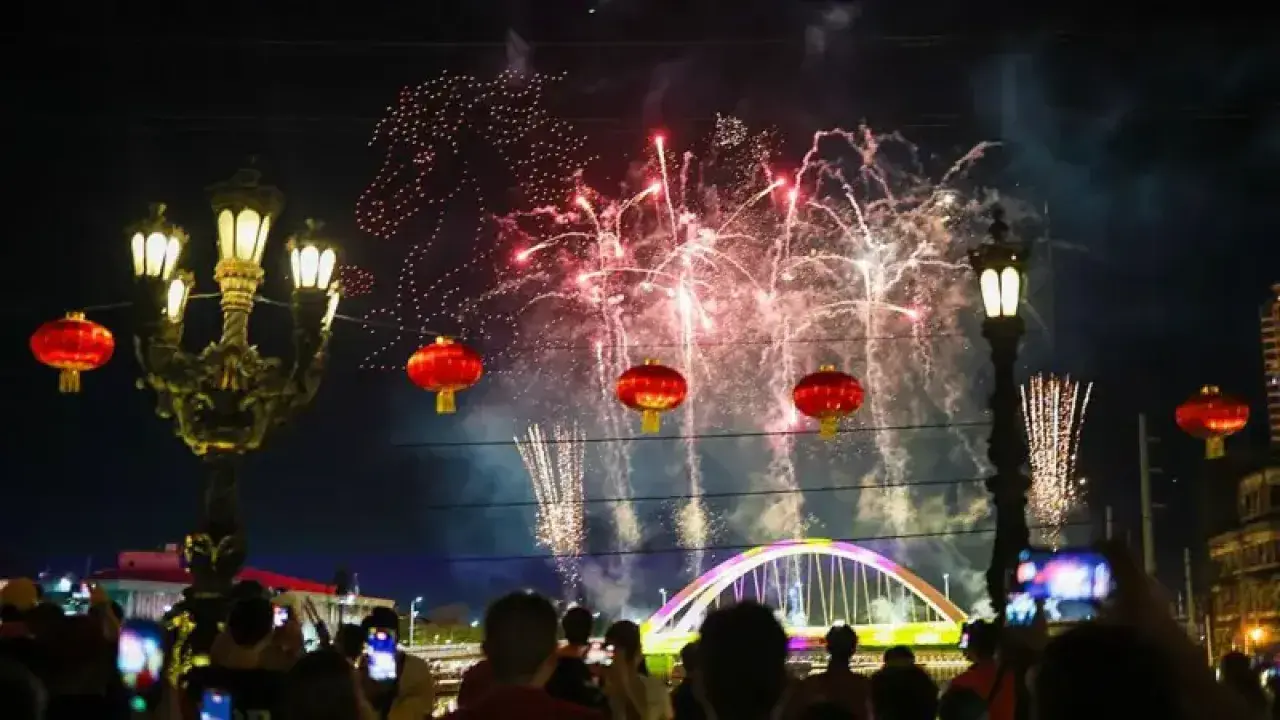 В китайском квартале Манилы на Филиппинах устроили шоу дронов в сочетании с традиционным салютом. Это пример того, как в современном праздновании Китайского нового года переплелись традиции и современность / Фото Daniel Ceng / Anadolu via Getty Images