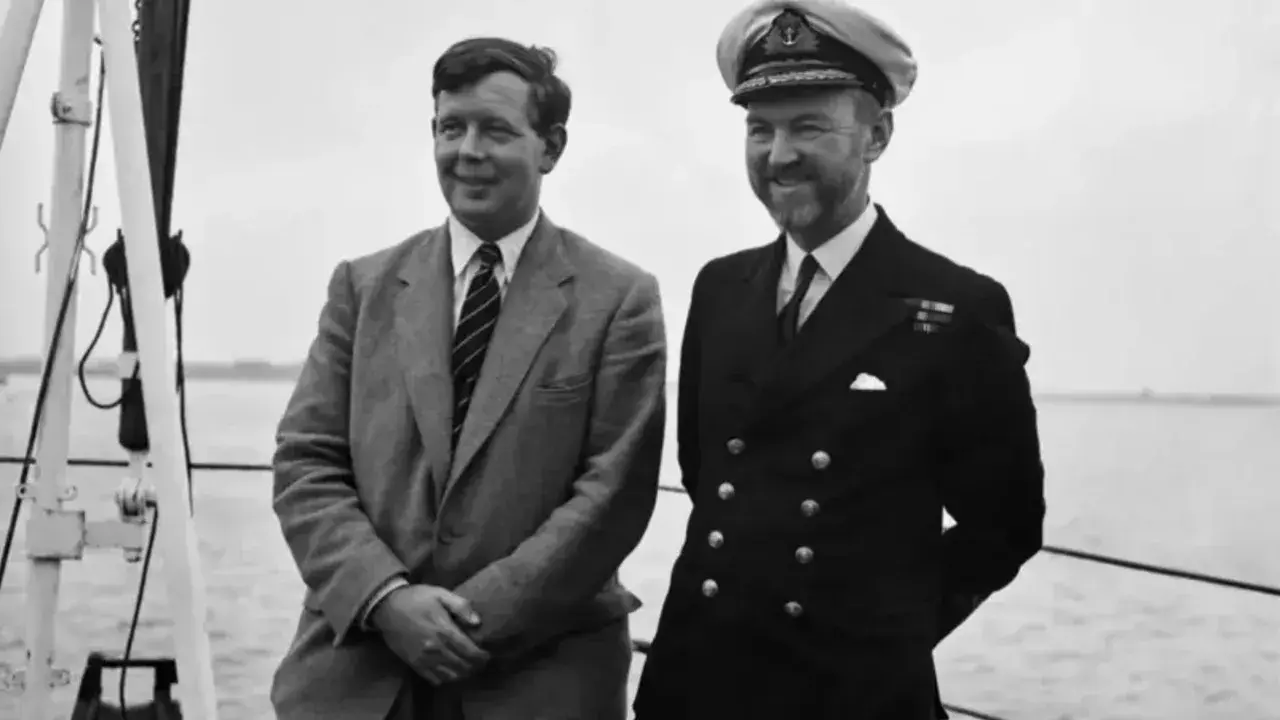 Британский натуралист Джеймс Фишер (1912–1970) и коммандер Ричард Коннелл, капитан гидрографического судна HMS Vidal, после возвращения с островка Роколл в Северной Атлантике, 5 октября 1955 года / Фото Evening Standard / Hulton Archive / Getty Images