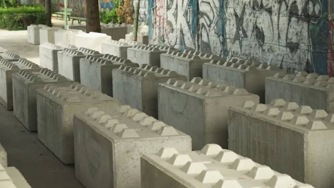 Одна из мер борьбы с проблемой – такие бетонные блоки, установленные в местах, где раньше стояли палатки бездомных / Фото Би-би-си