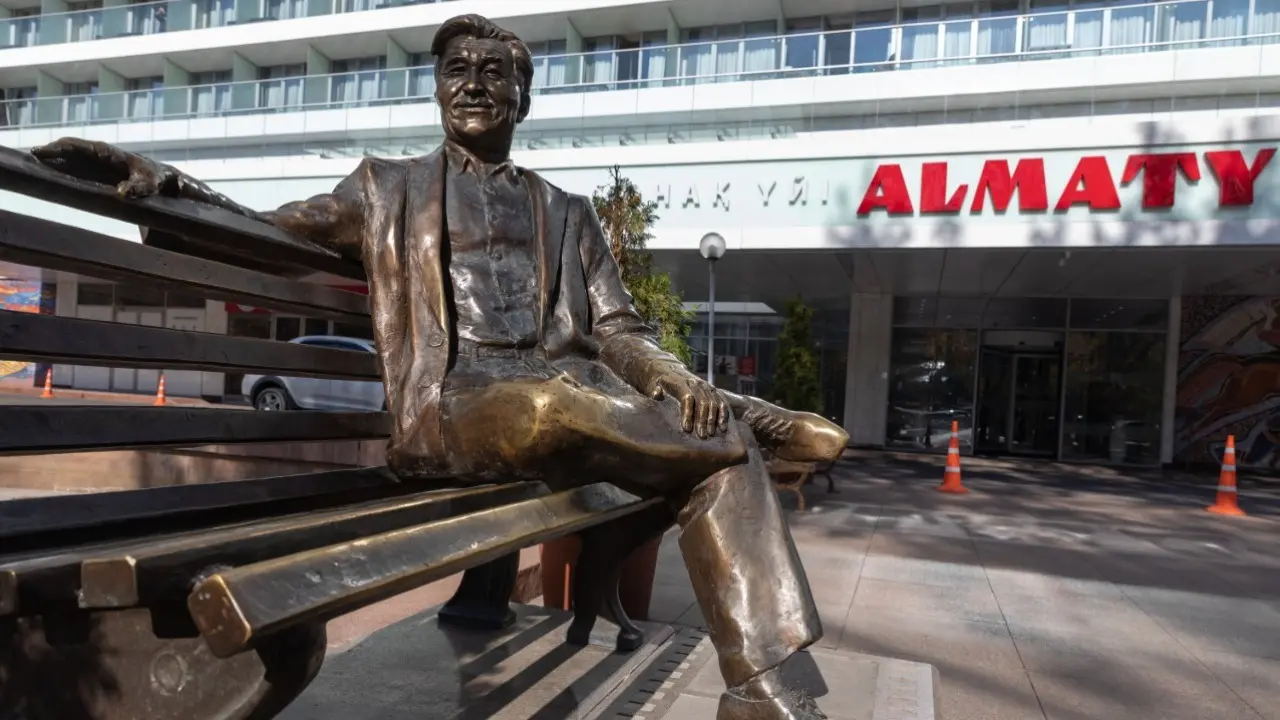 Скульптурные лица города: какие памятники делают Алматы узнаваемым и неповторимым