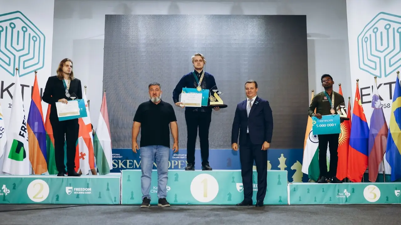 На пьедестале почёта – победители международного шахматного фестиваля "Oskemen Open 2025" (слева направо): Рихард Раппорт, Алексей Гребнёв и Сетураман / Фото KazChess / КФШ