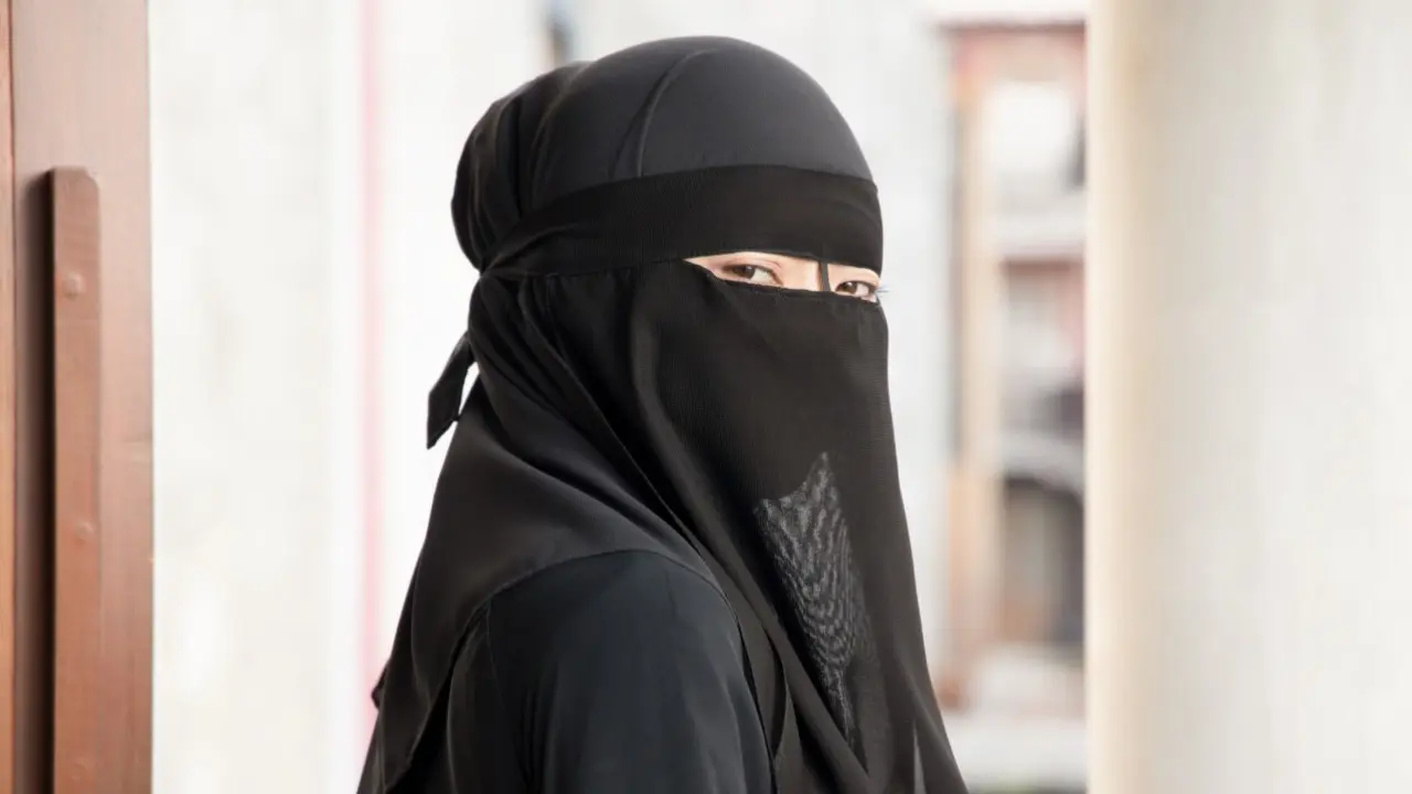 Запрет на ношение одежды, закрывающей лицо, направлен на то, чтобы успокоить общество