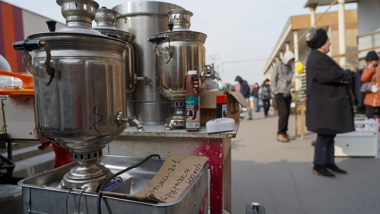 Раритетные самовары на блошином рынке Алматы / Фото Informburo.kz