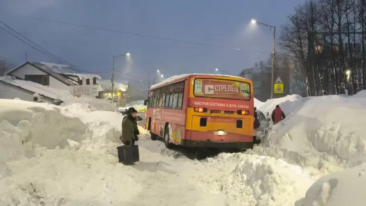Автобус пытается проехать через снежные заносы. До некоторых остановок транспорт доехать не мог / Фото Anastasia Tabachinskaya