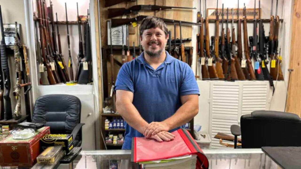 Джеймс Рэбан – владелец семейного оружейного магазина, где продаётся всё, от пистолетов Glock до старинных мушкетов