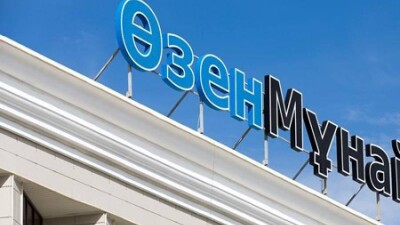 Двое мужчин порезали себя перед зданием "Озенмунайгаза", выдвигая незаконные требования