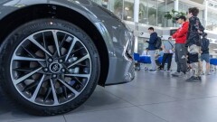 Ажиотаж в автосалонах: что можно купить сейчас и как будут расти цены на автомобили