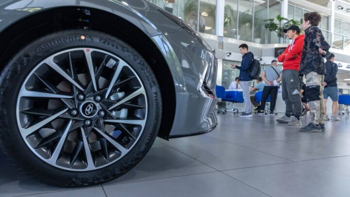 Ажиотаж в автосалонах: что можно купить сейчас и как будут расти цены на автомобили