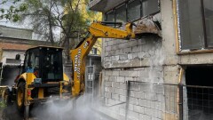 Пристройку к жилому дому снесли в Алматы по решению суда