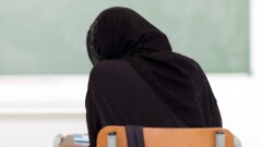 "Попросил снять хиджаб". Директор лицея во Франции уволился после ссоры с ученицей