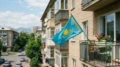 Флаг на балконе как "поддержка снизу": правила использования госсимволов хотят изменить в Казахстане