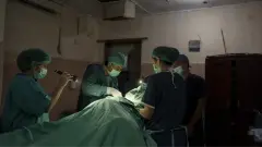 "Не было выбора". Врачи провели кесарево при свете фонариков во время землетрясения в Индонезии