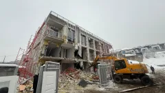 В Медеуском районе Алматы сносят самовольно построенное трёхэтажное здание