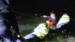 Полицейские спасли двух человек, провалившихся под лёд в Атырауской области