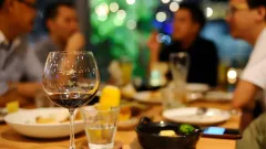 "Нельзя даже пообедать втроём". Чиновникам в Китае запретили совместную трапезу из-за смертей на застольях